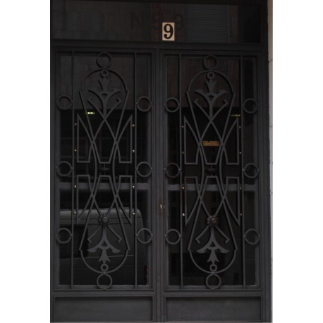 Puerta forja negra abstracta
